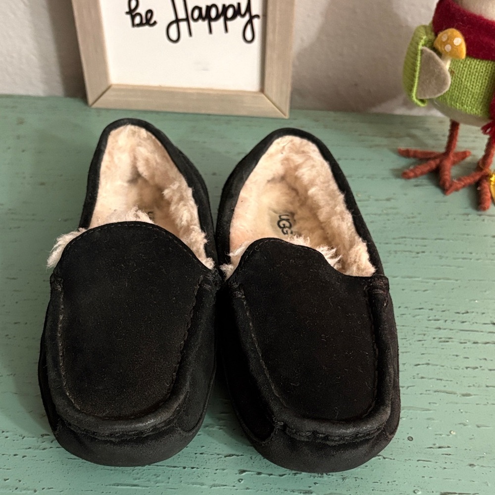 UGG Black Slippers with Cream Lining SZ 3 little girls box 149
